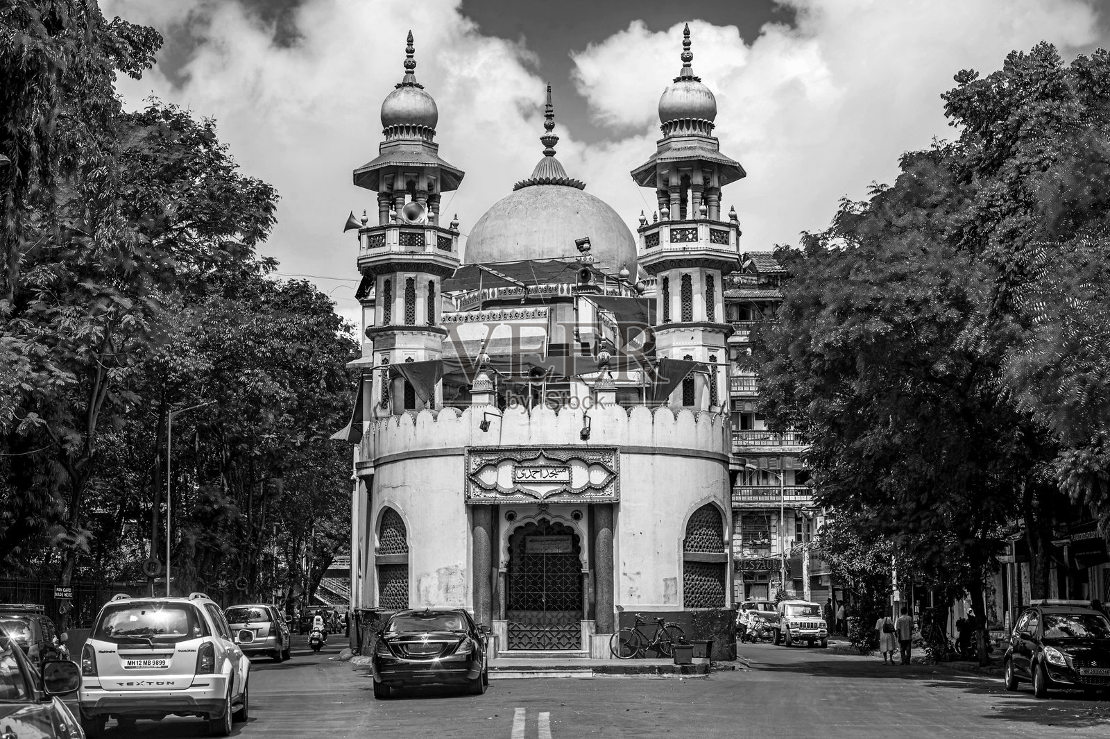 古老的古尔清真寺位于两条道路之间照片摄影图片