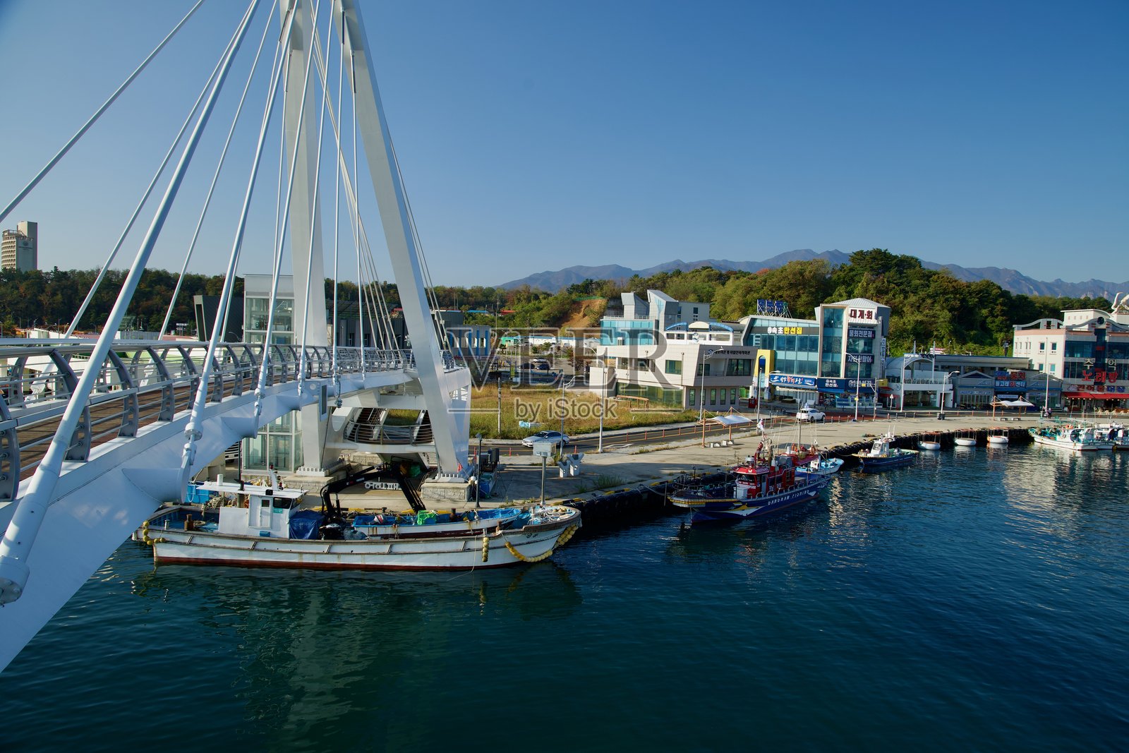 大浦天空步道俯瞰渔船和海滨照片摄影图片