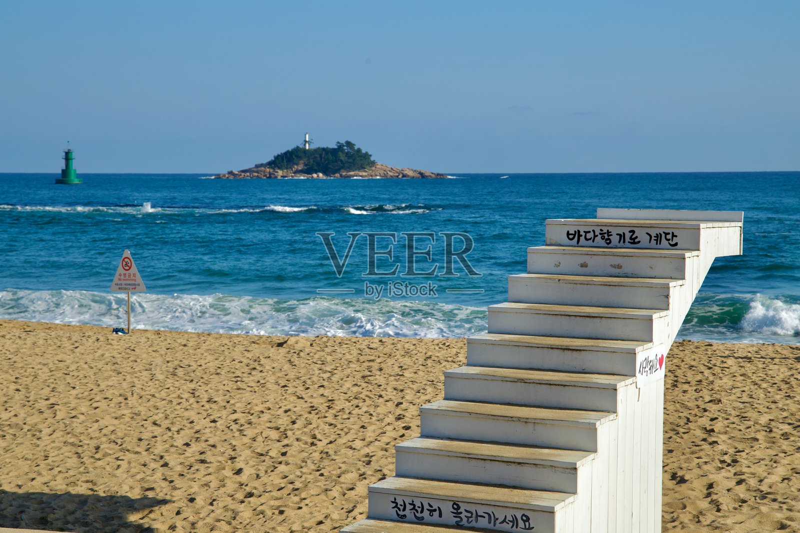 海滩阶梯与背景中的乔度岛照片摄影图片