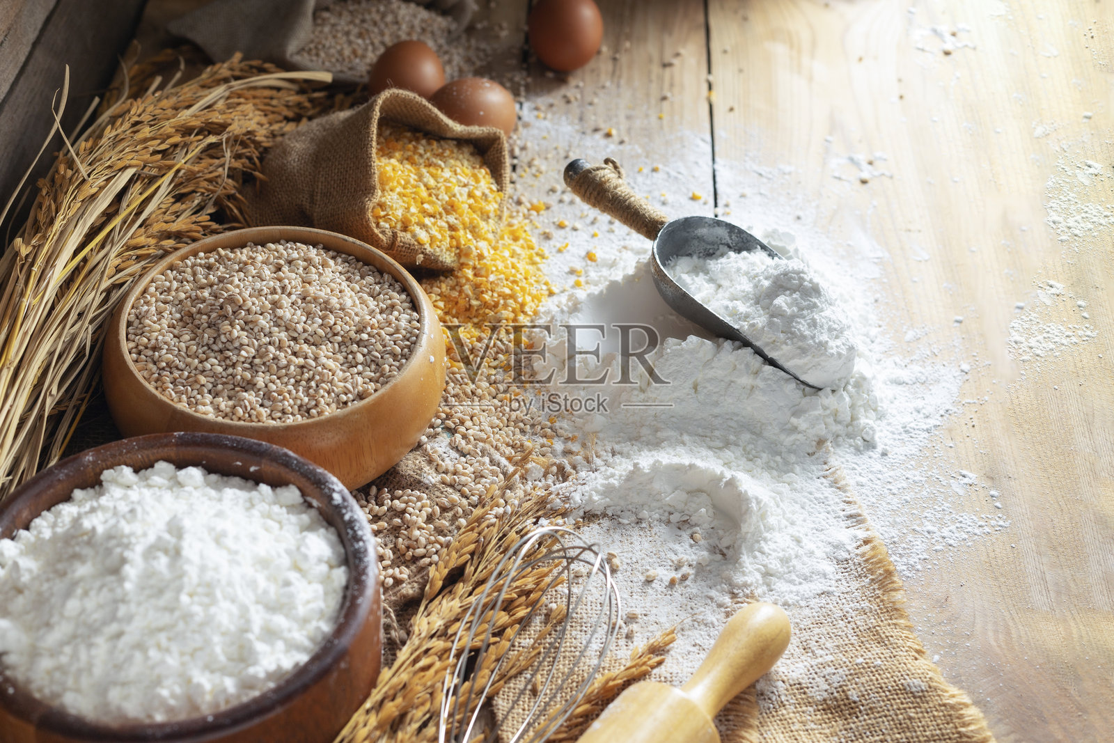 碗中的白小麦粉与麦穗、稻米，自然农业食品，俯视图照片摄影图片