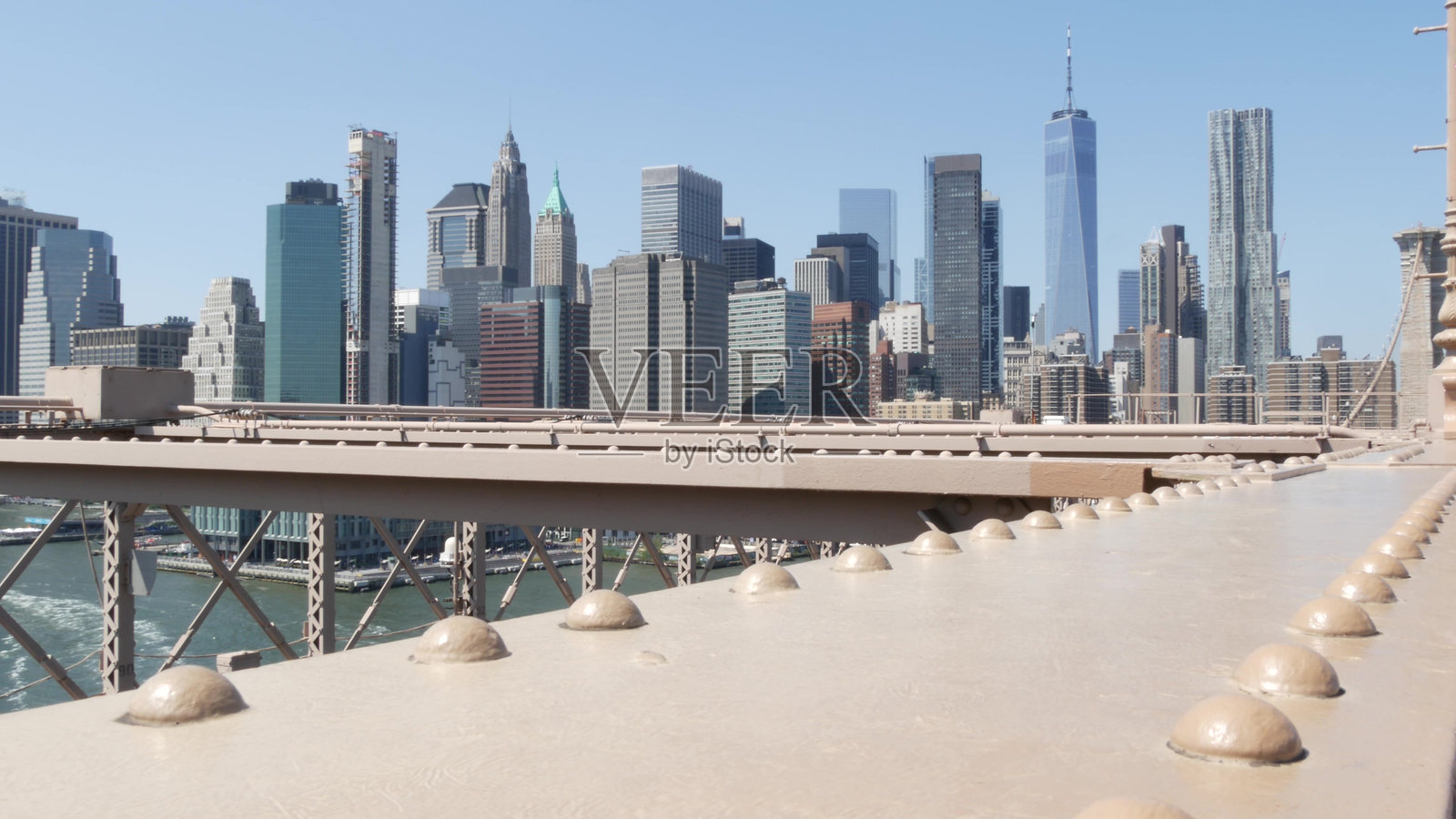 布鲁克林大桥通往曼哈顿市中心。纽约市天际线。世贸中心，美国。照片摄影图片