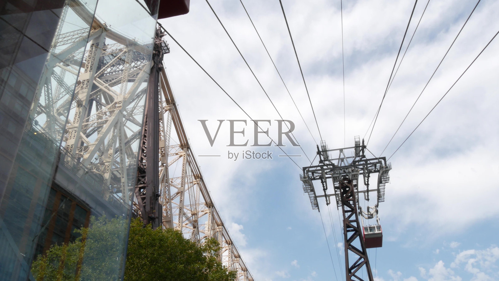 纽约市罗斯福岛缆车通往曼哈顿中城。靠近昆士堡桥的缆车，美国。照片摄影图片
