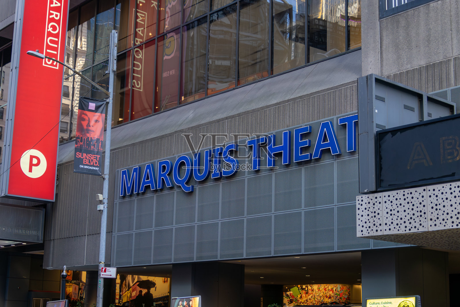 纽约的侯爵剧院霓虹灯装饰的外立面，是百老汇演出的热门场所。照片摄影图片