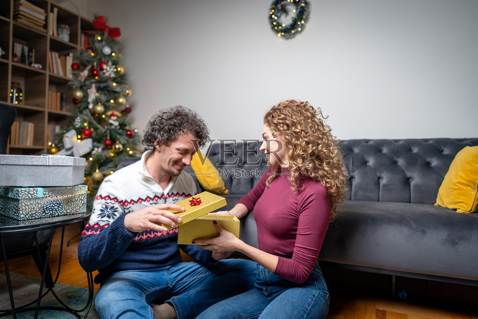 女朋友在圣诞节给男朋友准备惊喜礼物照片摄影图片