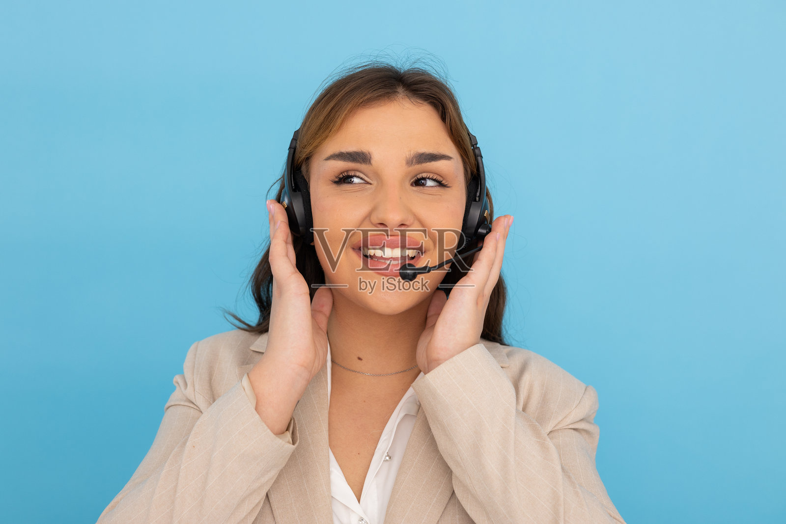 年轻的拉丁裔女性提供客户支持照片摄影图片