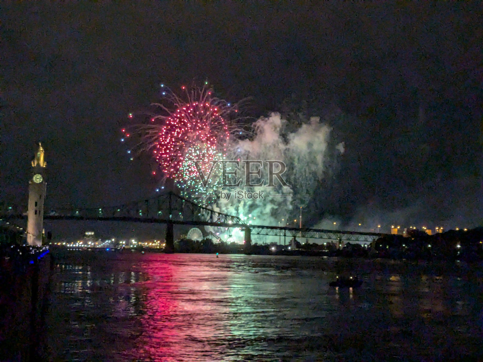 旧蒙特利尔烟花表演照片摄影图片