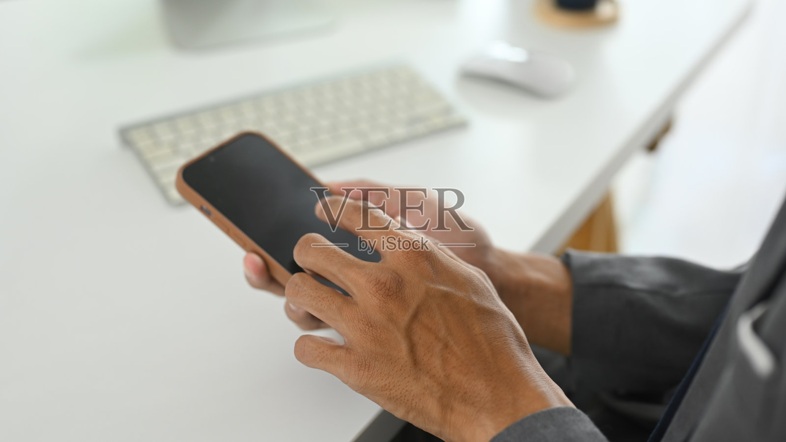 特写镜头，商人手持白色空白显示屏的手机照片摄影图片