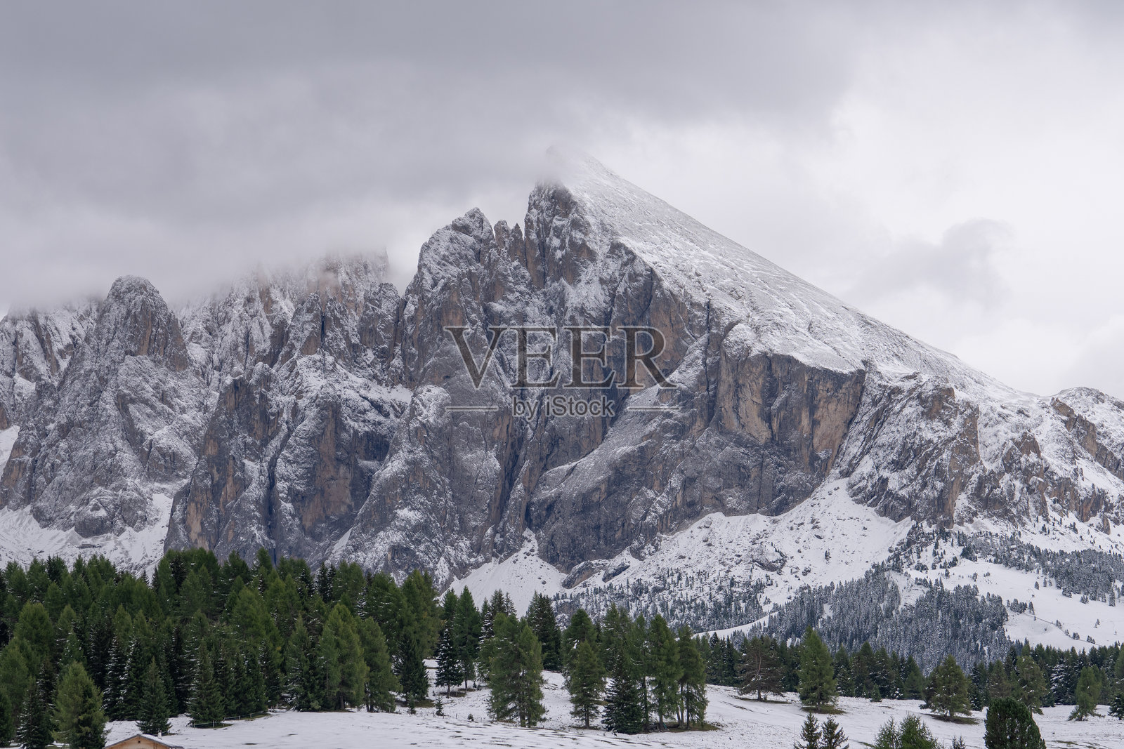 意大利多洛米蒂山脉的雾景与山峰。照片摄影图片