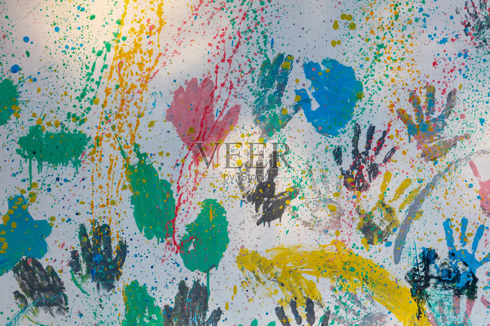 一幅色彩斑斓的画作，描绘了许多不同颜色的手。照片摄影图片