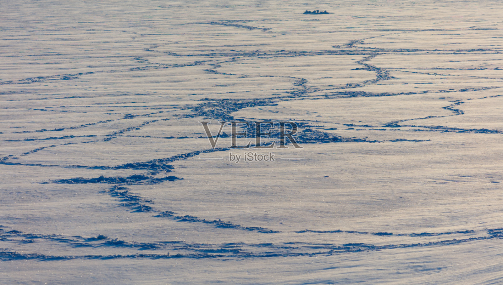 一大片深蓝色的水域照片摄影图片