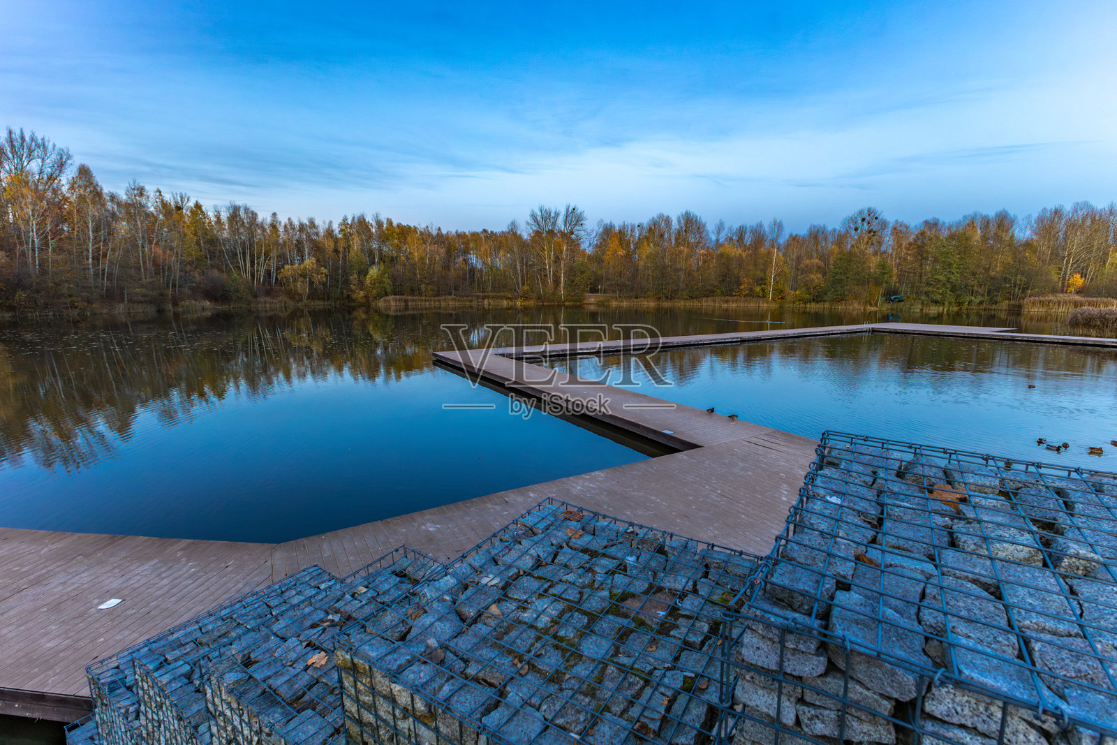 在利西涅茨公园的水库旁，秋天的落叶中散步照片摄影图片
