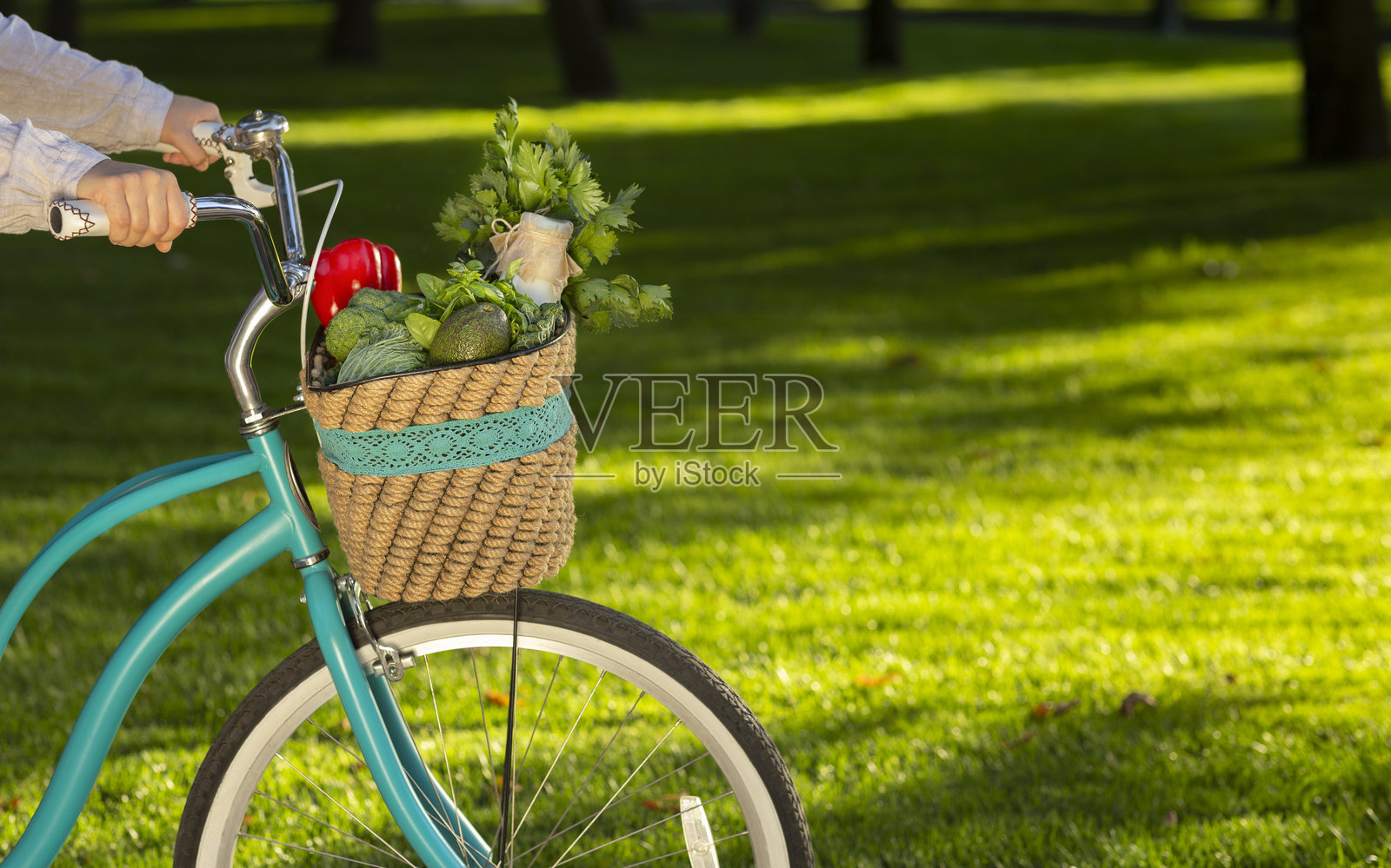 女孩在市场健康购物后骑自行车照片摄影图片