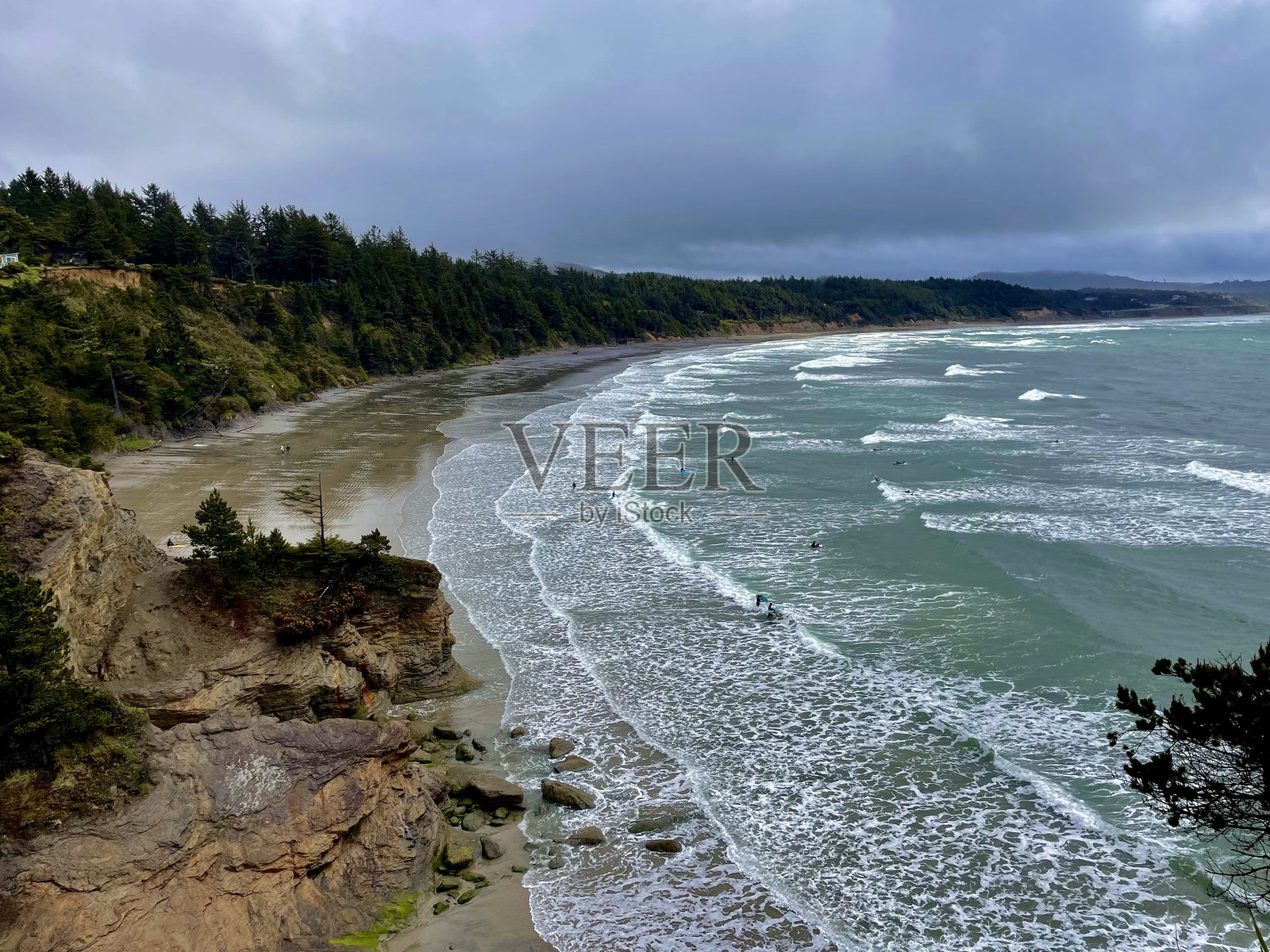 暴风雨天的俄勒冈州漫长海岸上的海浪照片摄影图片