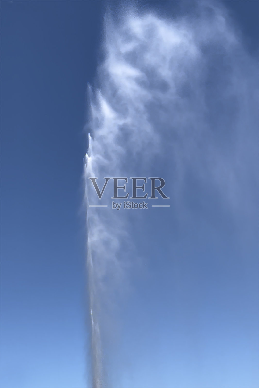 喷泉水柱高高喷射照片摄影图片