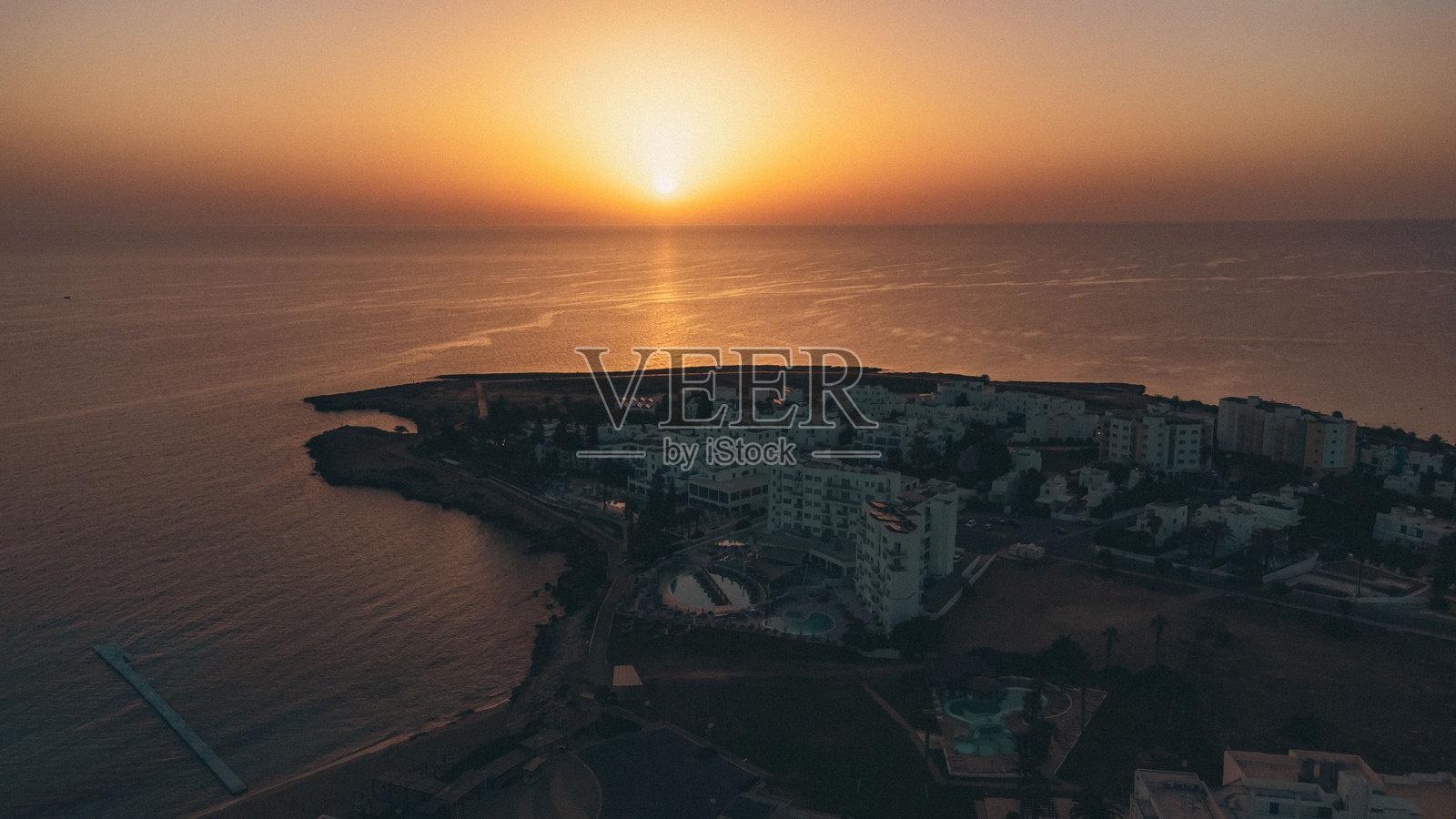 海滨小镇日落的鸟瞰图照片摄影图片