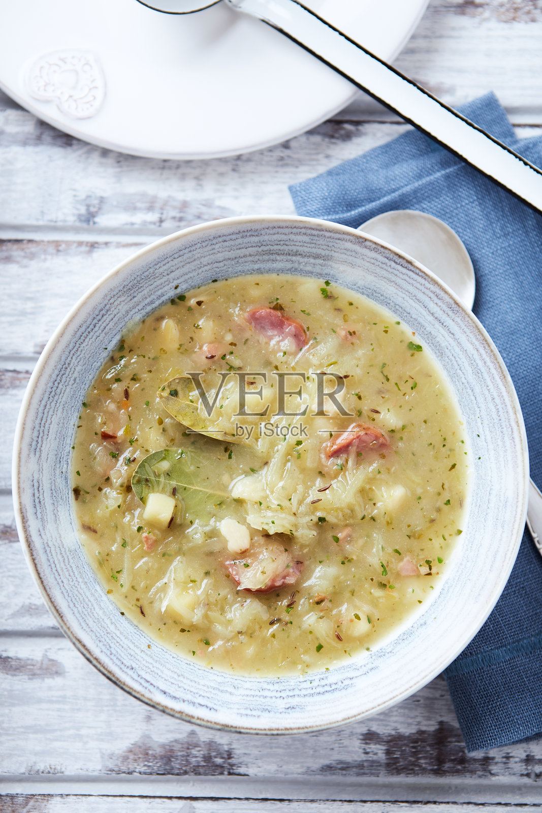 木质背景上的卷心菜汤特写。照片摄影图片