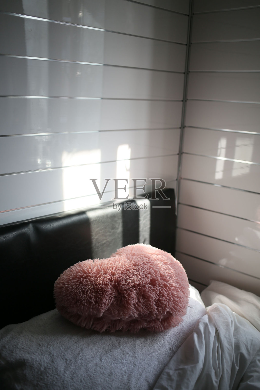 房间角落有白色面板和心形枕头照片摄影图片