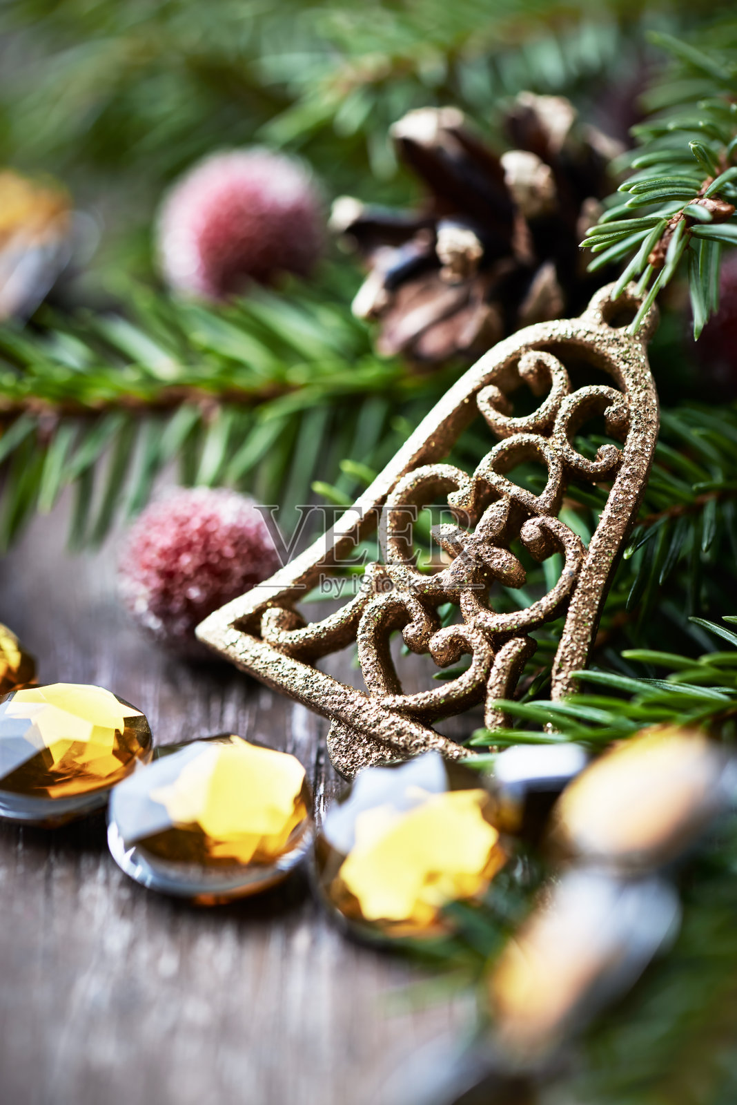 乡村风格木质背景上的圣诞装饰特写。照片摄影图片