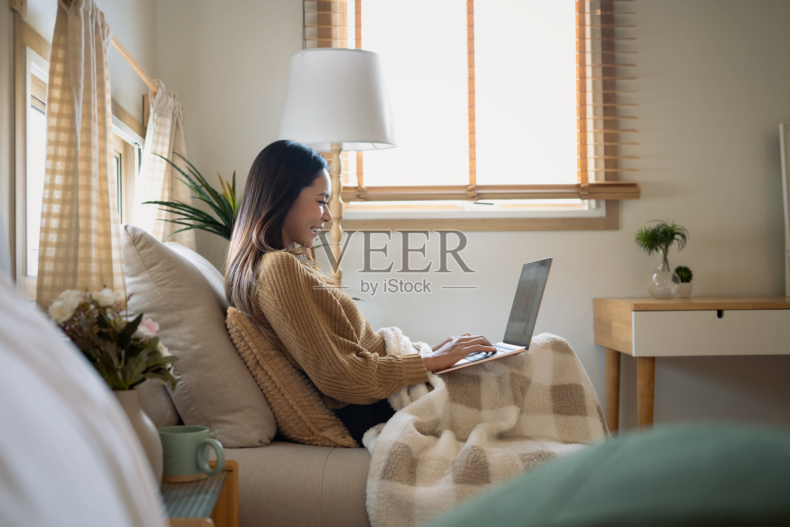 年轻女性在温暖舒适的空间中享受居家办公照片摄影图片