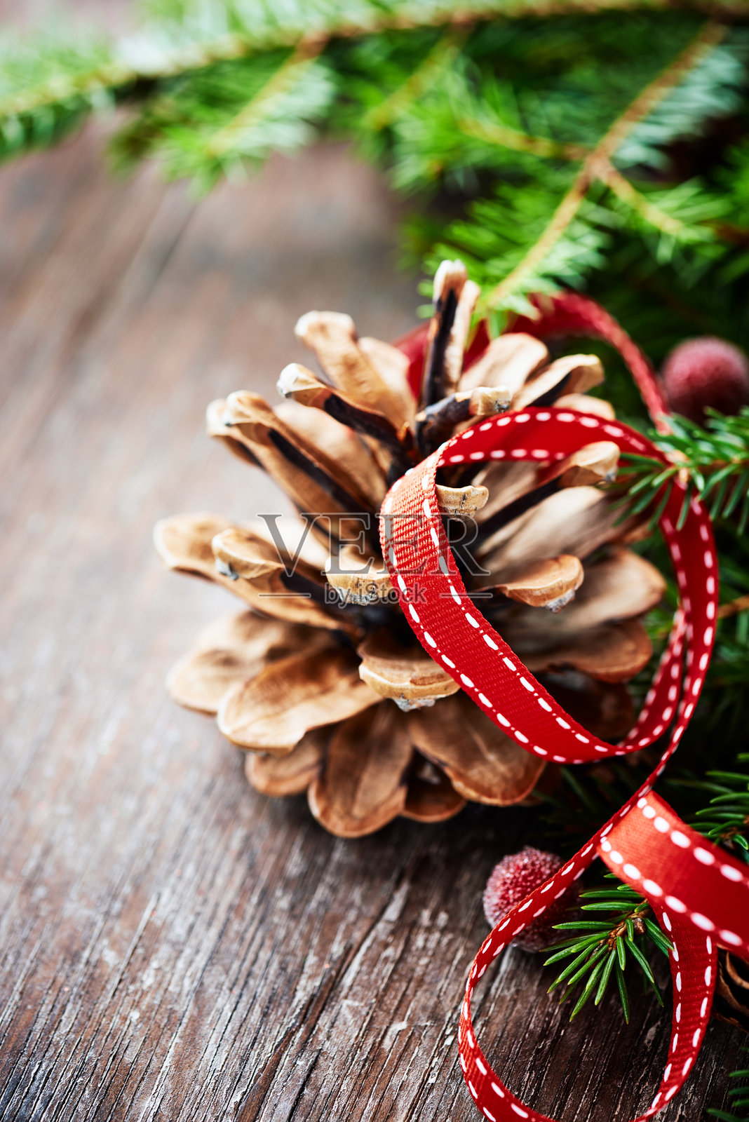 乡村风格木质背景上的圣诞装饰特写。照片摄影图片