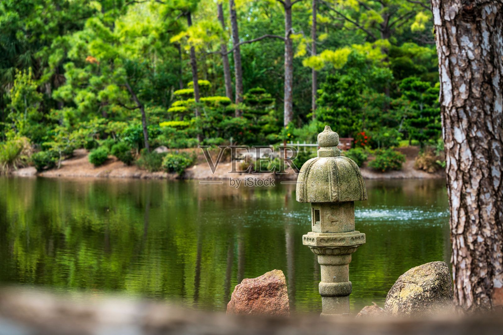 宁静的日本庭园，石灯笼和池塘照片摄影图片