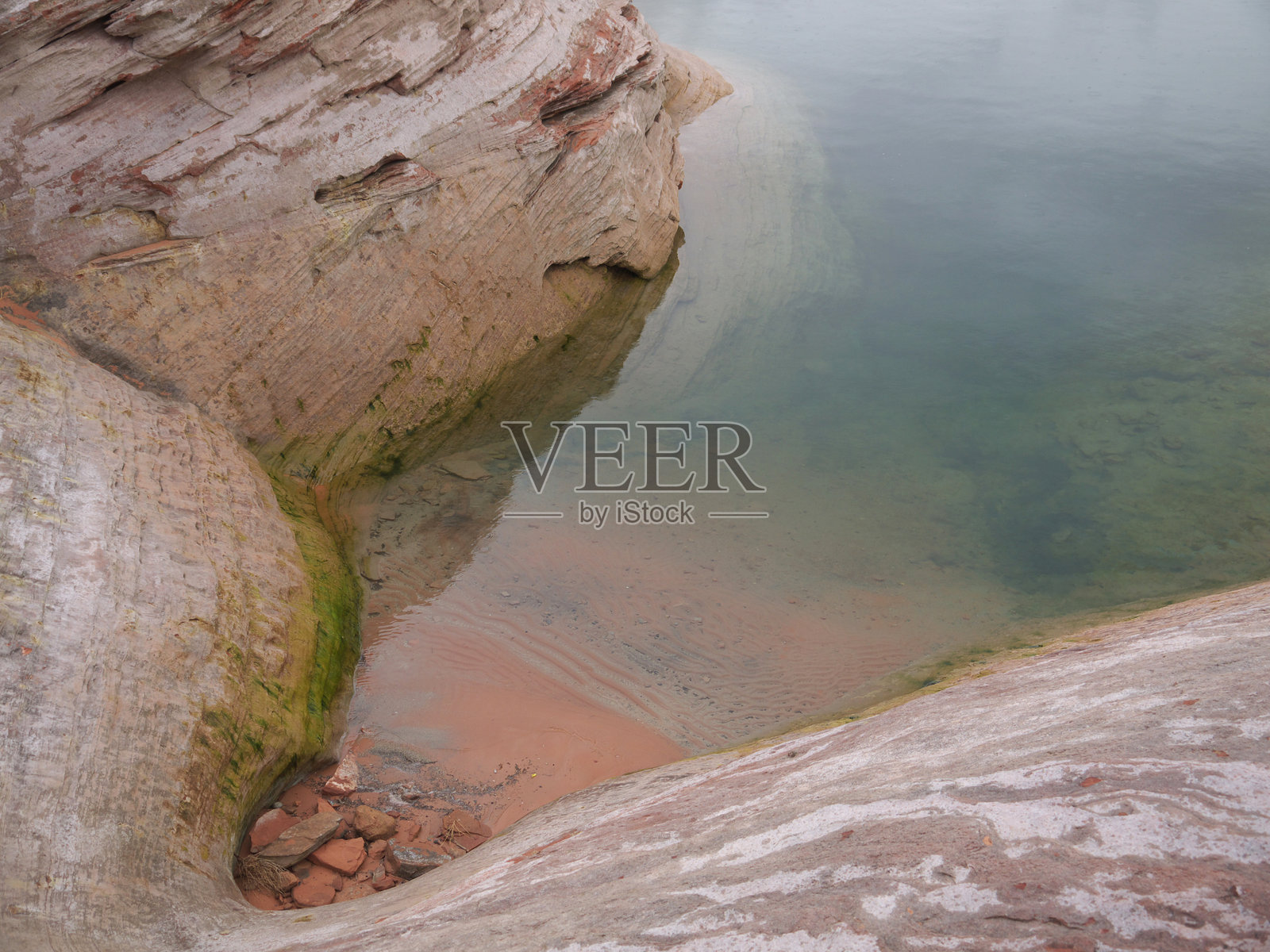 鲍威尔湖的岩石海岸照片摄影图片
