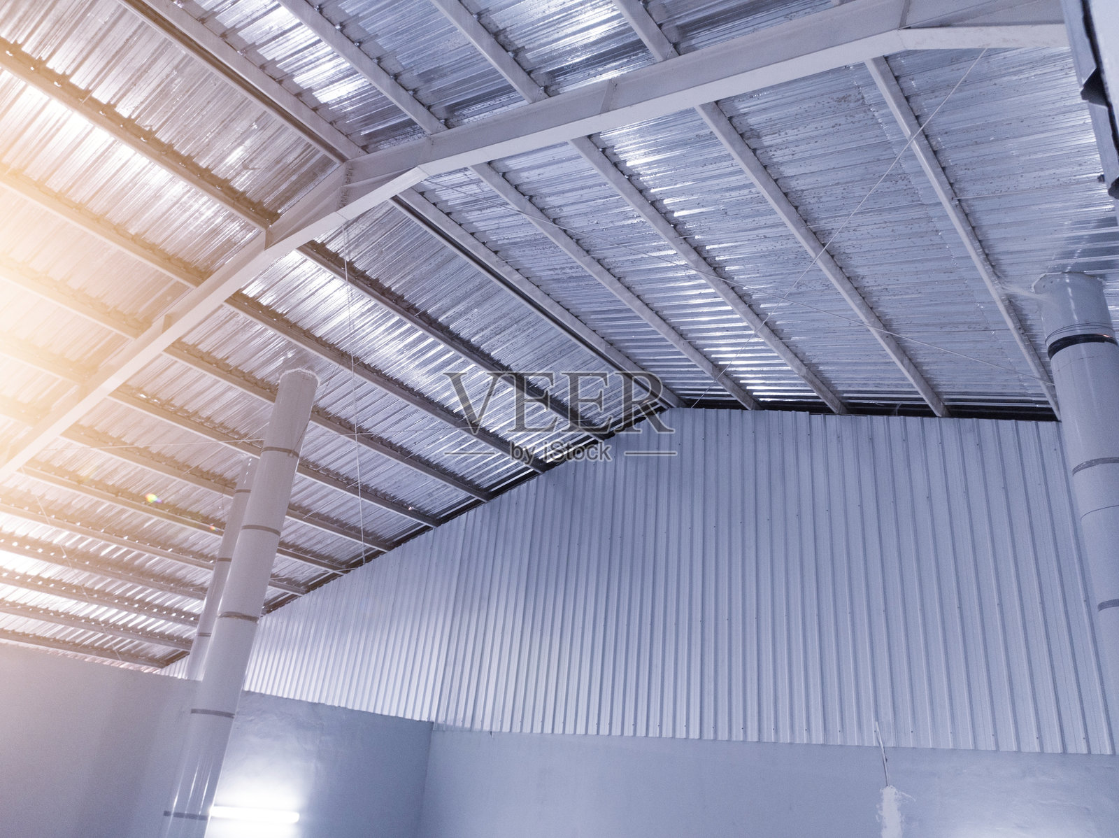 建筑内部的管道系统，屋顶上孵化机的气流，伴随着明亮的光线。照片摄影图片