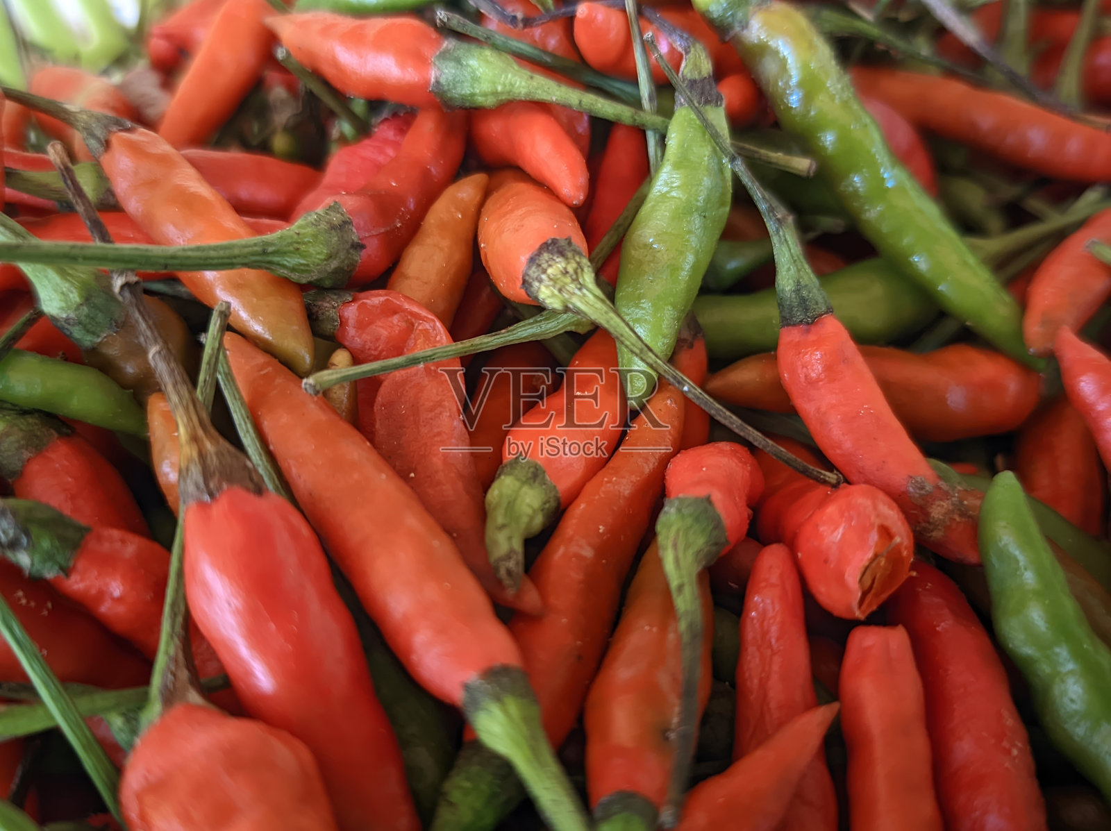 一把辛辣的红绿辣椒照片摄影图片