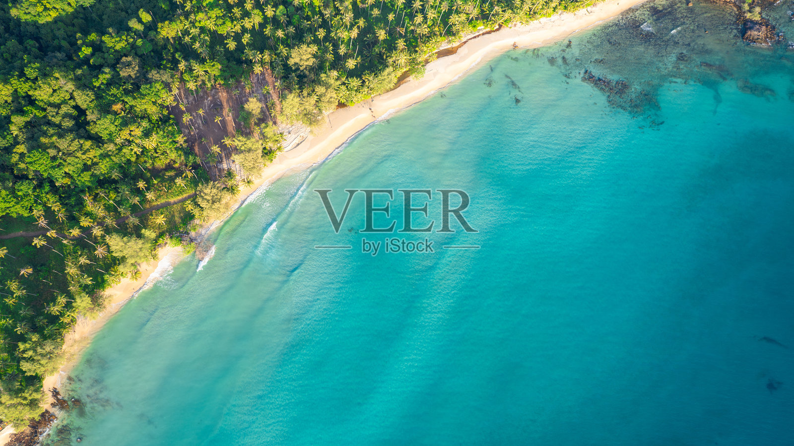 夏季假期概念的沙滩沙子俯视背景。阳光照耀下的沙滩自然与夏季海水，闪闪发光的海水。照片摄影图片