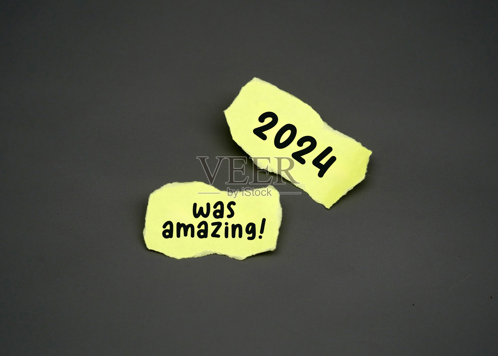 2024年真是太棒了，写在一张撕裂的卡片上照片摄影图片