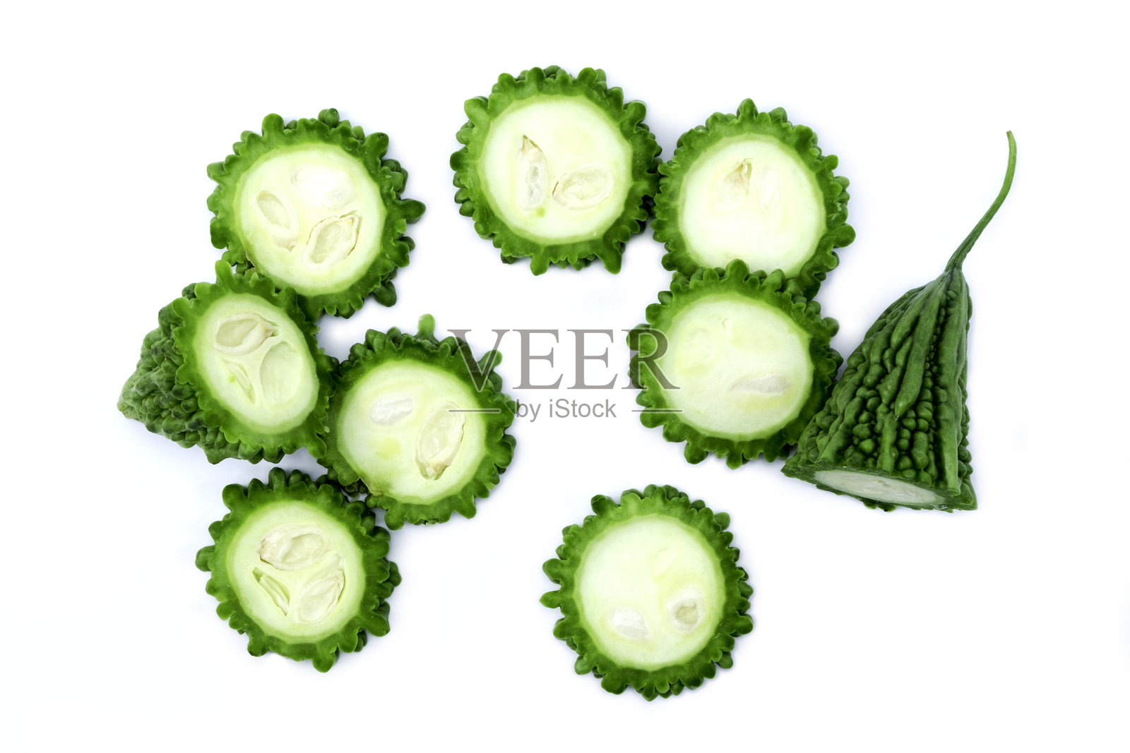 苦瓜是一种热带和亚热带的藤本植物，属于葫芦科，广泛种植于亚洲、非洲和加勒比地区，以其可食用的果实而闻名。照片摄影图片
