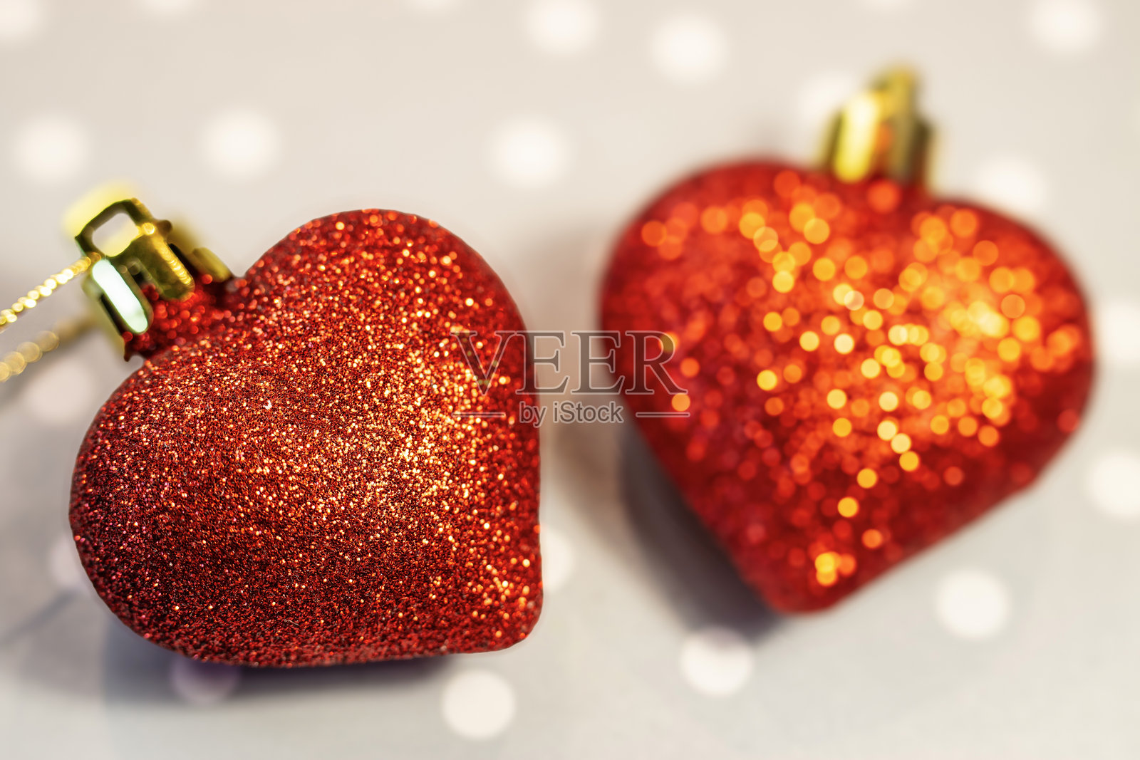 两个红色圣诞心形装饰品。圣诞装饰特写。照片摄影图片