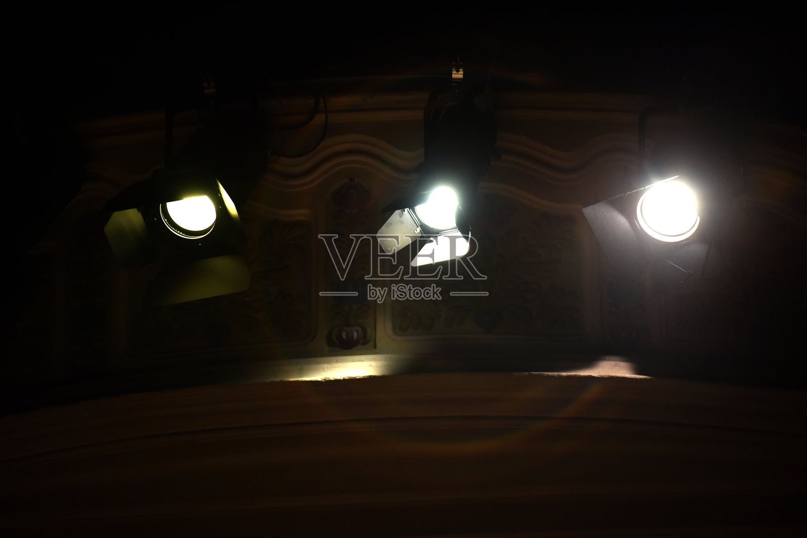 黑暗中闪烁的剧院灯光照片摄影图片