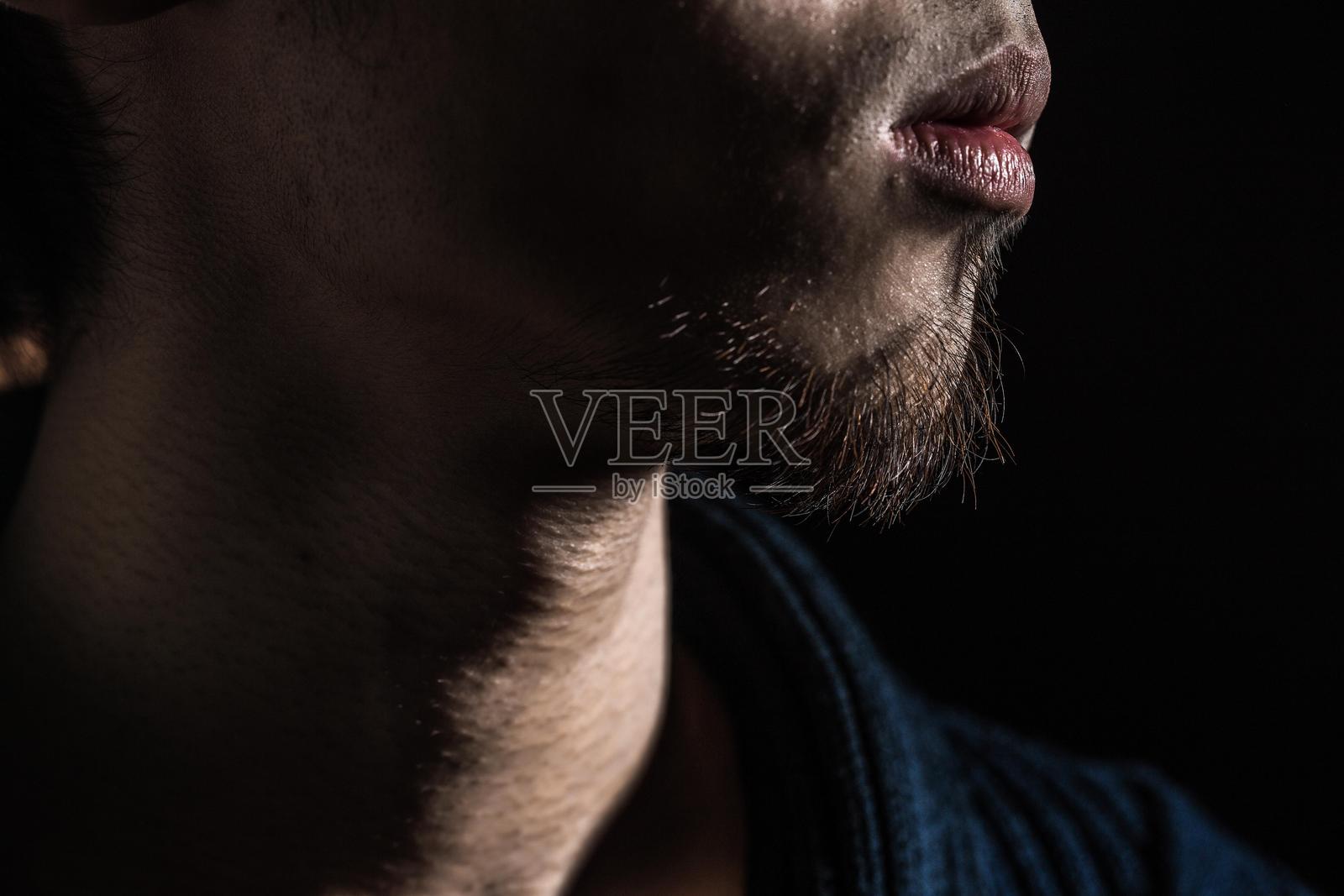 男人未剃须的下颌线和嘴唇特写照片摄影图片