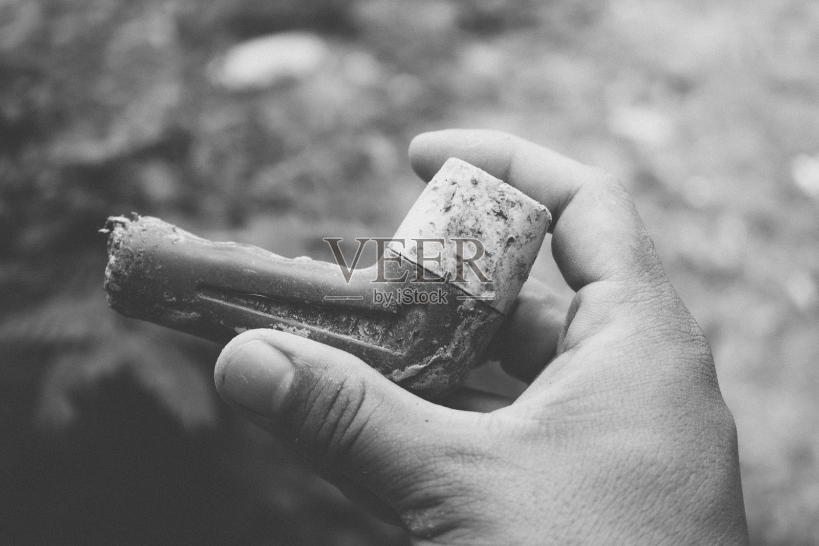 损坏的坐浴盆喷头照片摄影图片