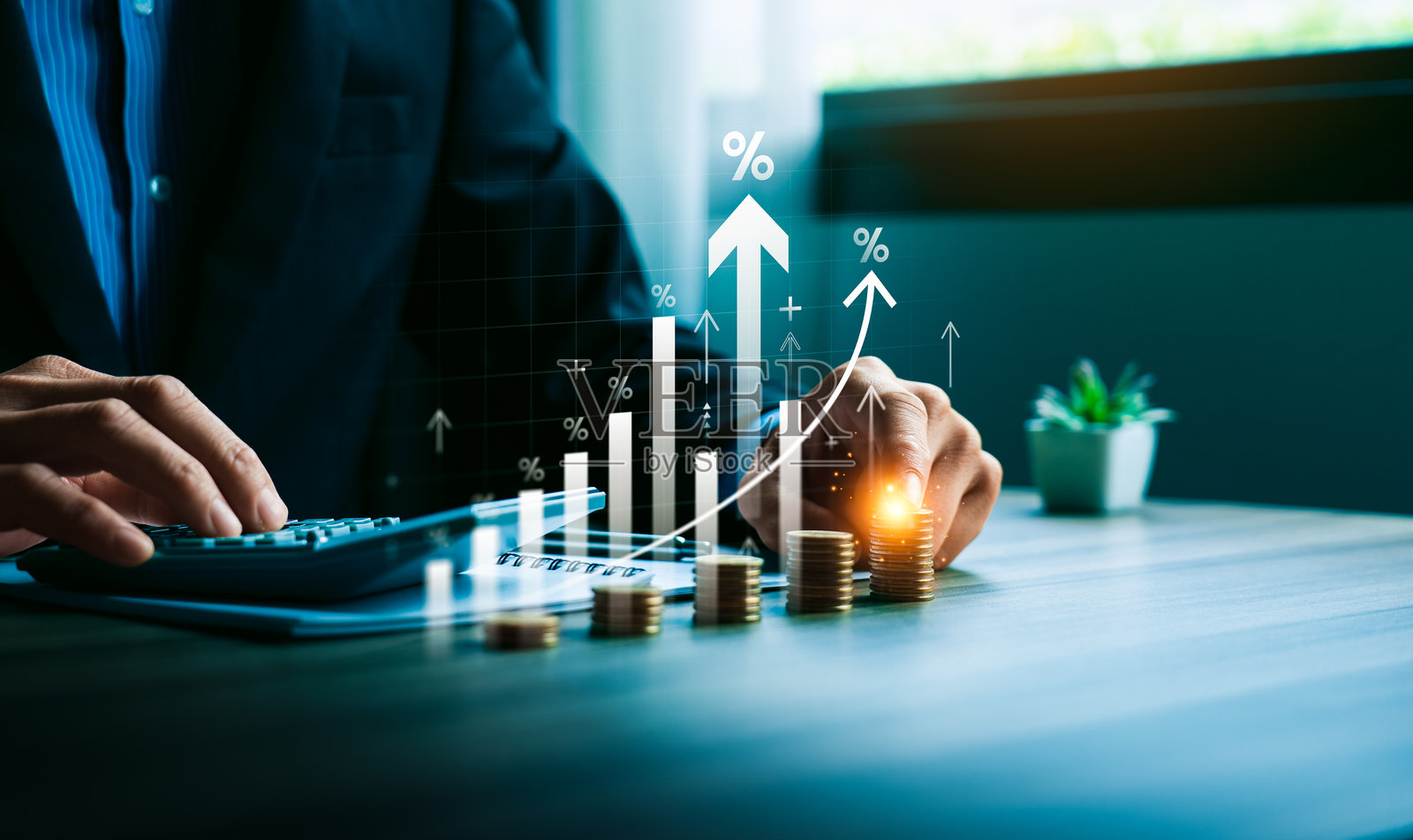 商人正在计算财务增长，旁边有堆叠的硬币和显示增长百分比和利润的数字柱状图，代表经济成功、投资规划和商业策略。照片摄影图片