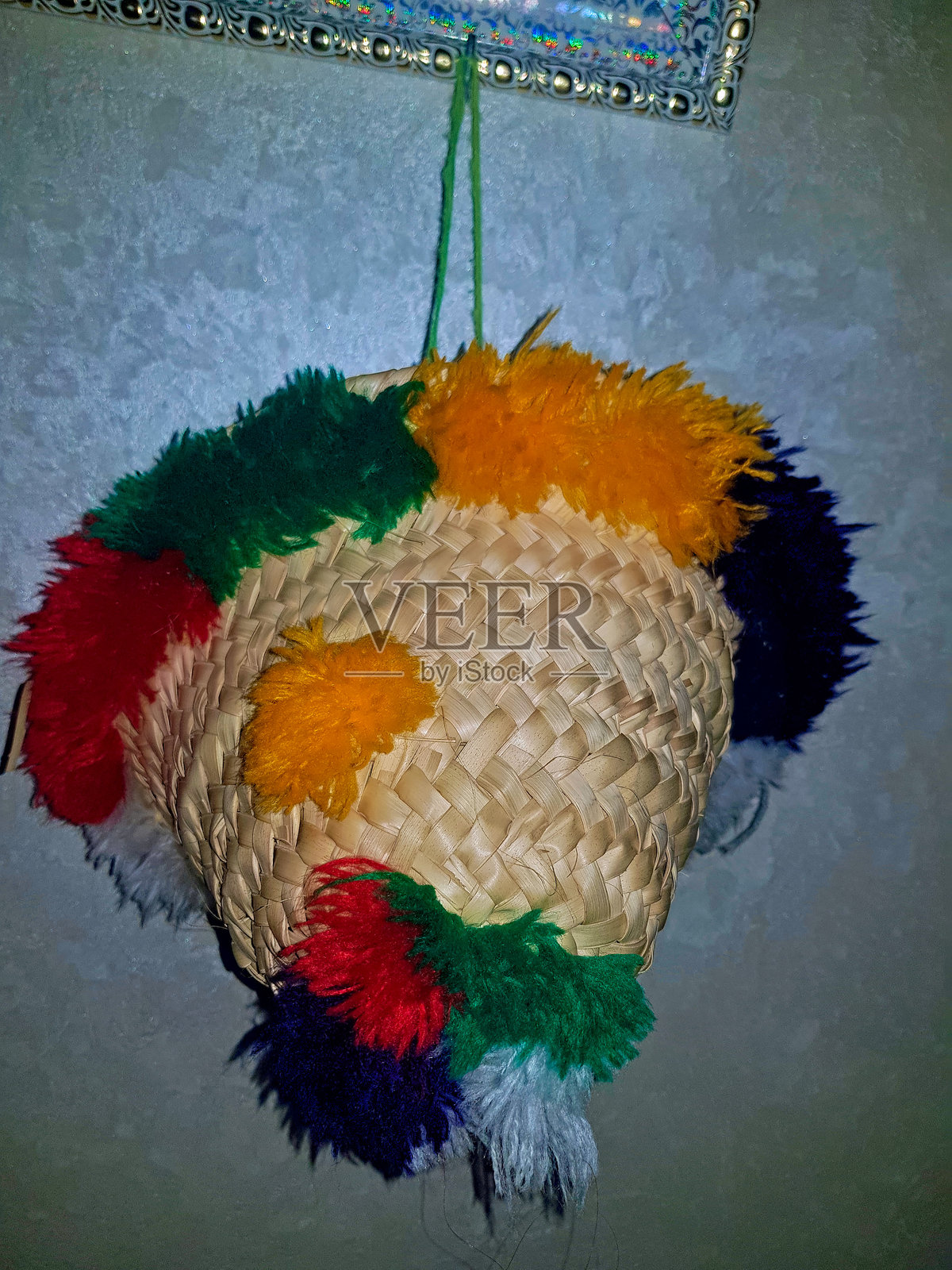 Chechiah是一种独特而华丽的头饰，装饰着鲜艳的色彩和复杂的刺绣。照片摄影图片