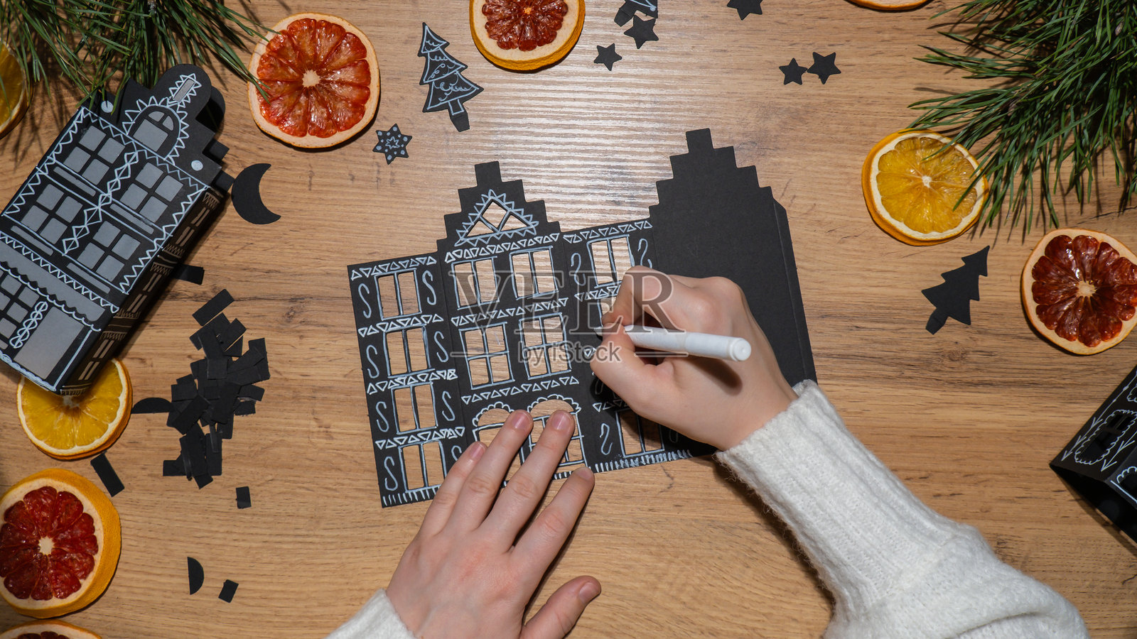 手工制作的姜饼纸屋，讲述故事的创意工艺，圣诞节假日装饰。触觉的动手活动。创意自制礼物的大师班进展。季节性家庭生活的微小时刻爱好。照片摄影图片