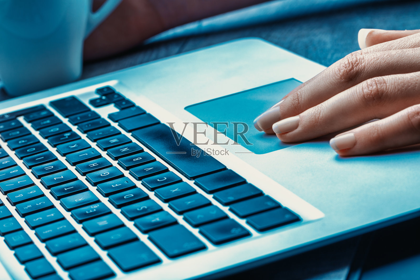 一个懂得照顾自己并知道如何使用人工智能的女性照片摄影图片