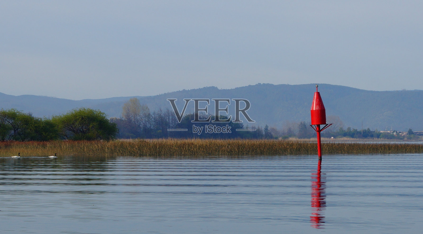 湖泊与山脉在天空下的美丽景色照片摄影图片