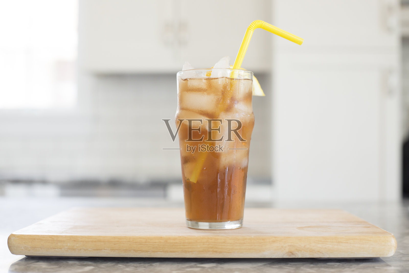 桌子上的饮料特写照片摄影图片