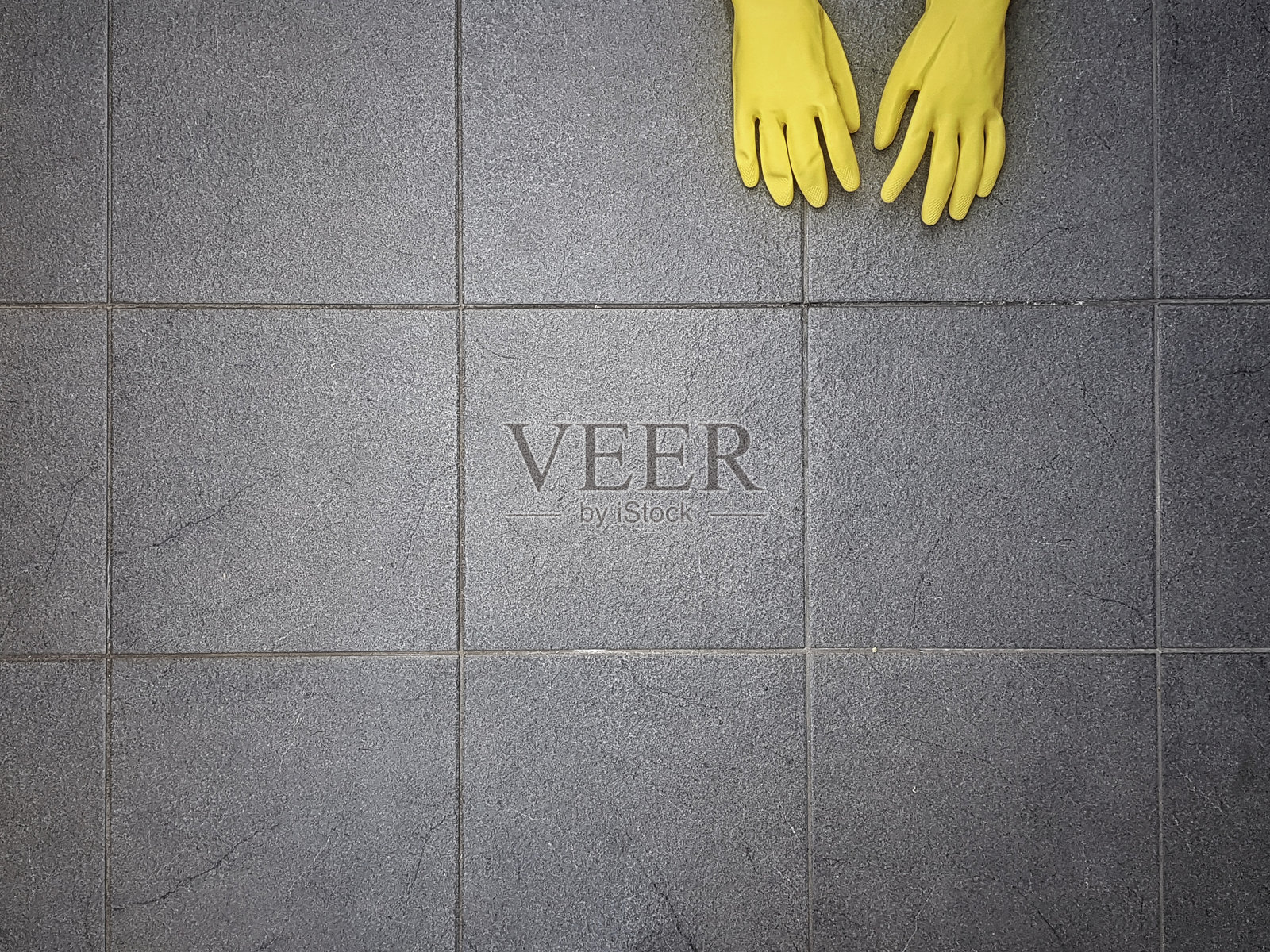 高角度视图的黄色手套放在墙上照片摄影图片