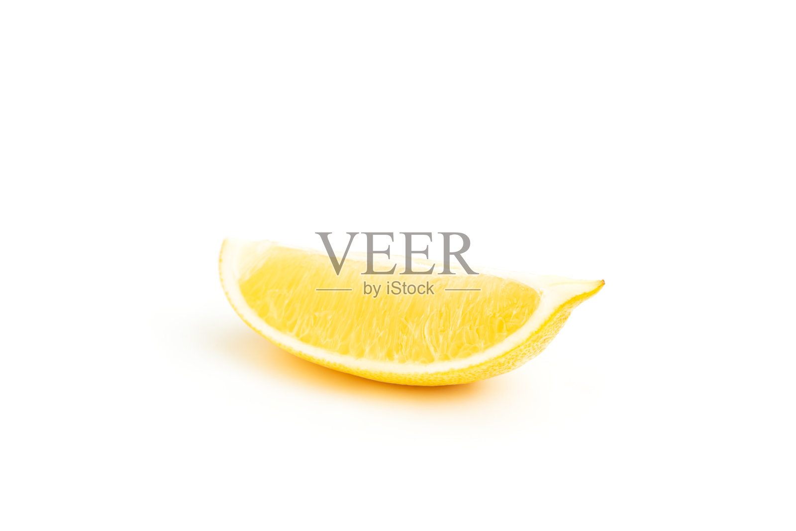 切片的黄色柠檬，孤立在白色背景上，新鲜的柠檬水果，成熟的水果照片摄影图片