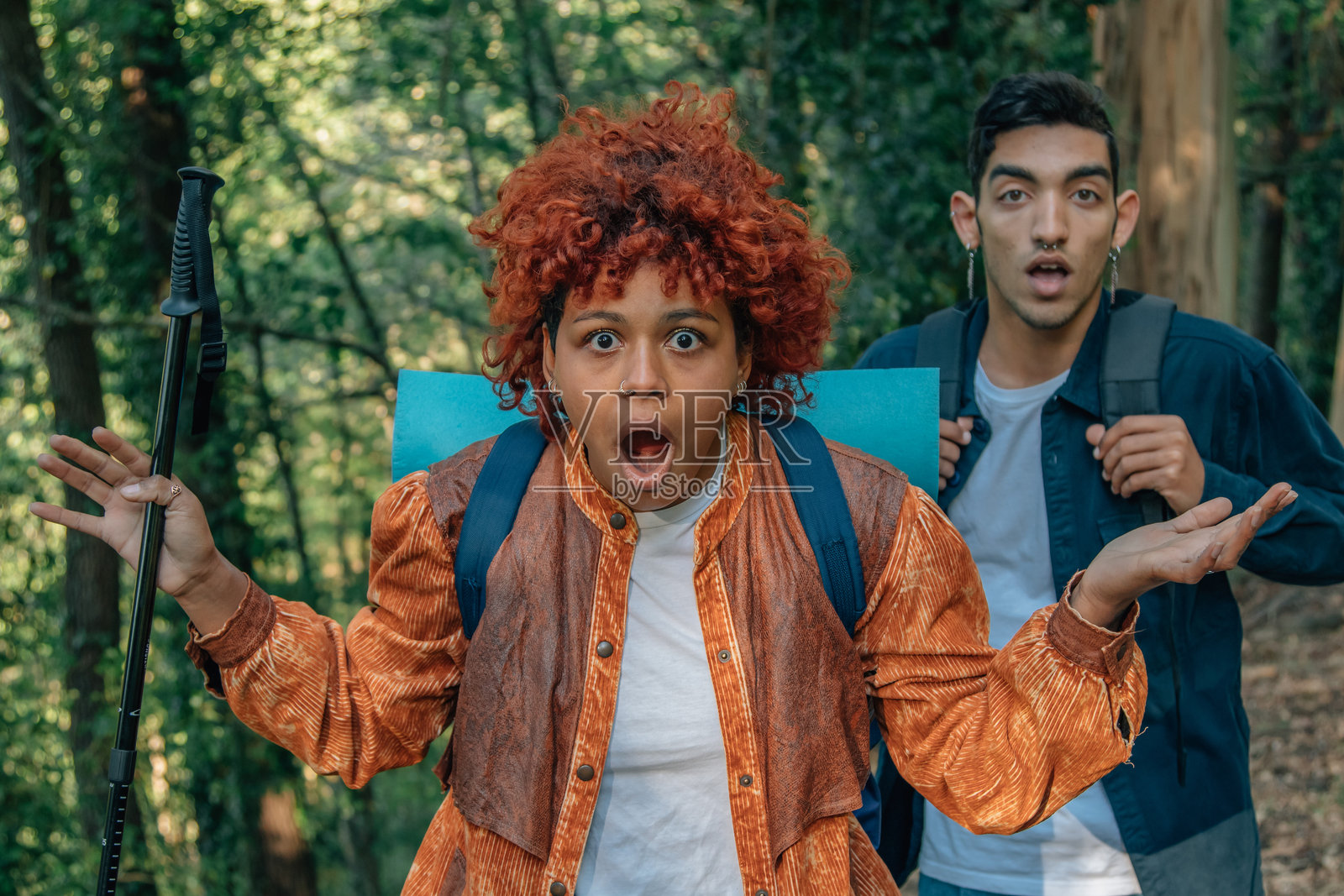 背包年轻人感到惊讶和惊奇照片摄影图片