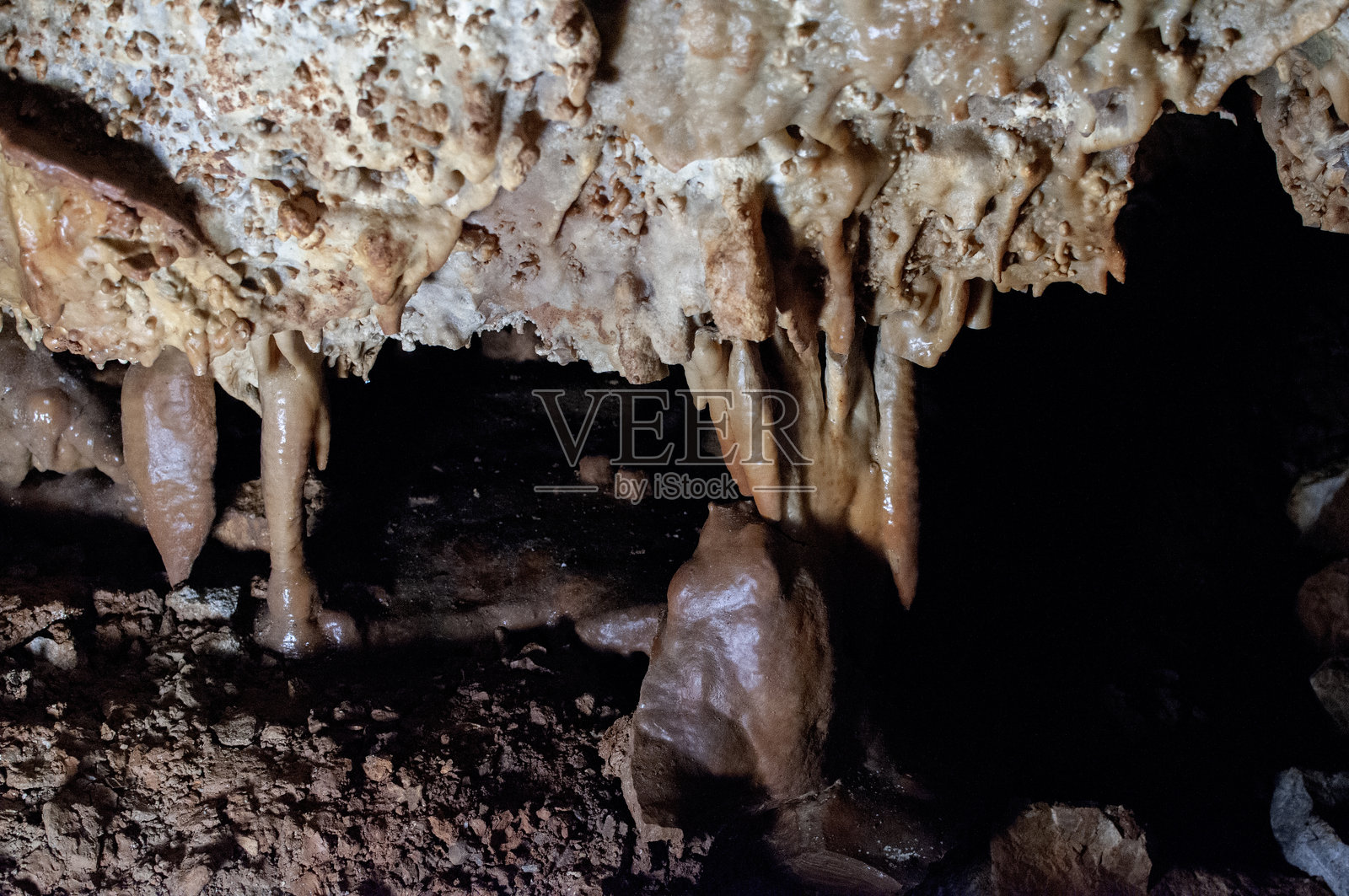 洞穴中的钟乳石和石笋照片摄影图片