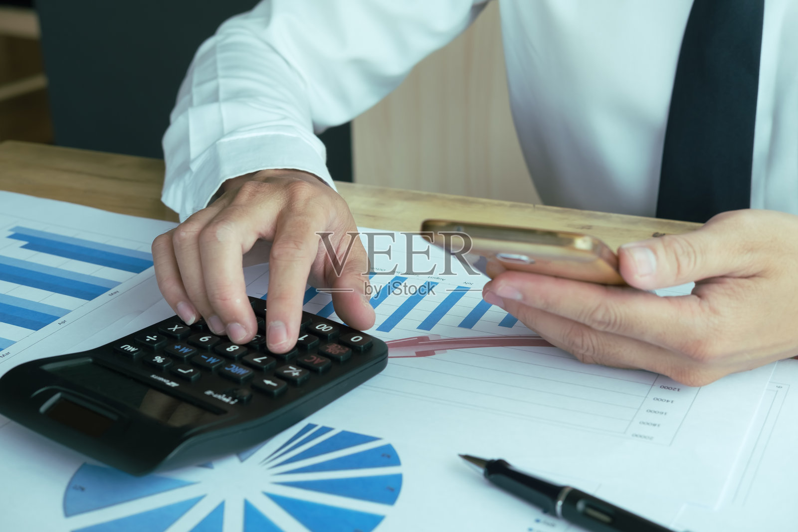 Midsection Of Businessman Working In Office照片摄影图片