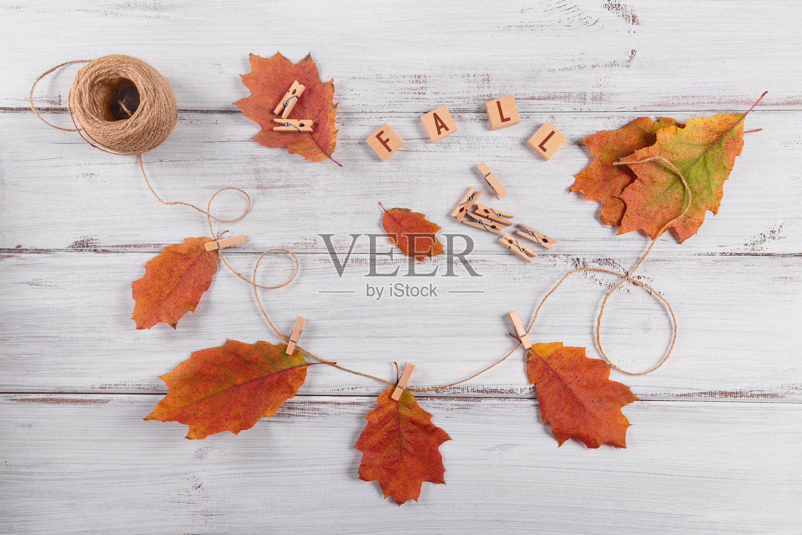 自制的彩色秋叶花环照片摄影图片