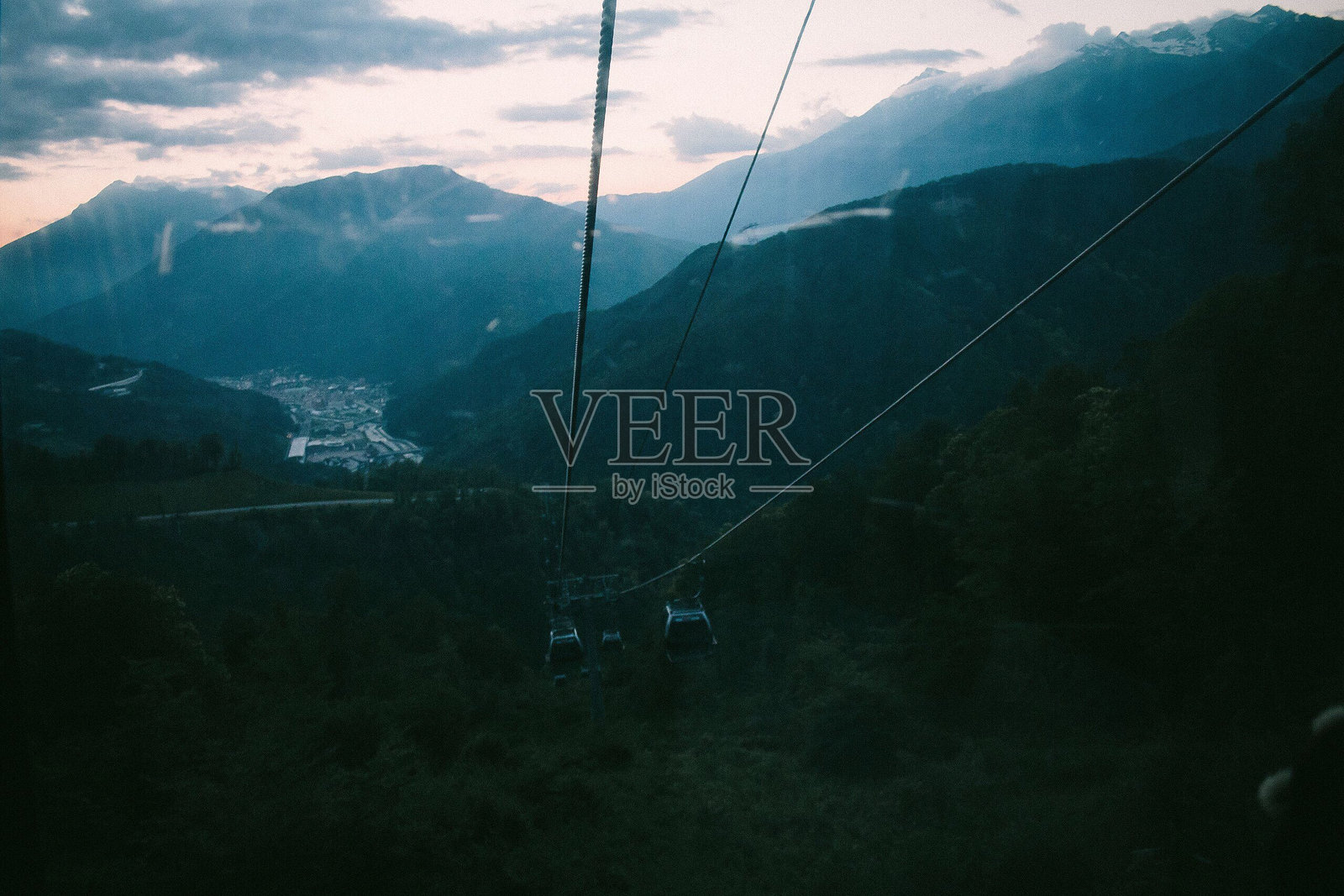 悬挂在山脉上的空中缆车照片摄影图片