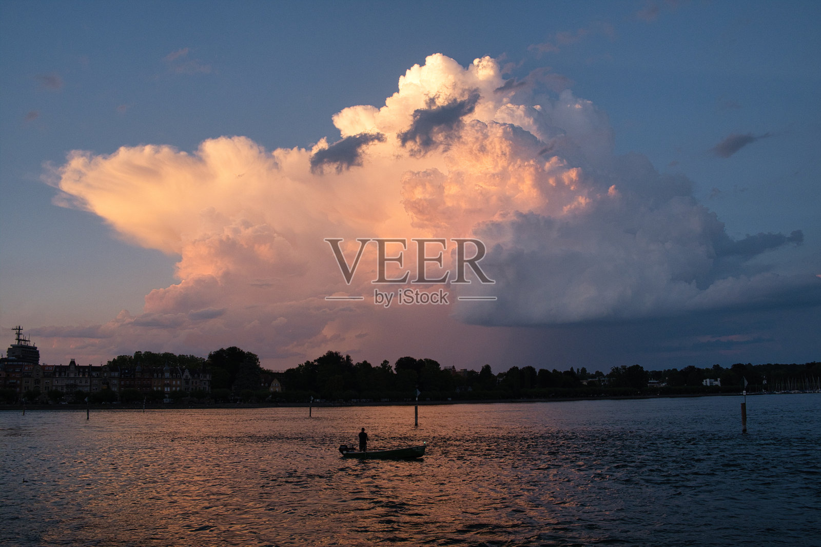 博登湖上的雷雨云照片摄影图片