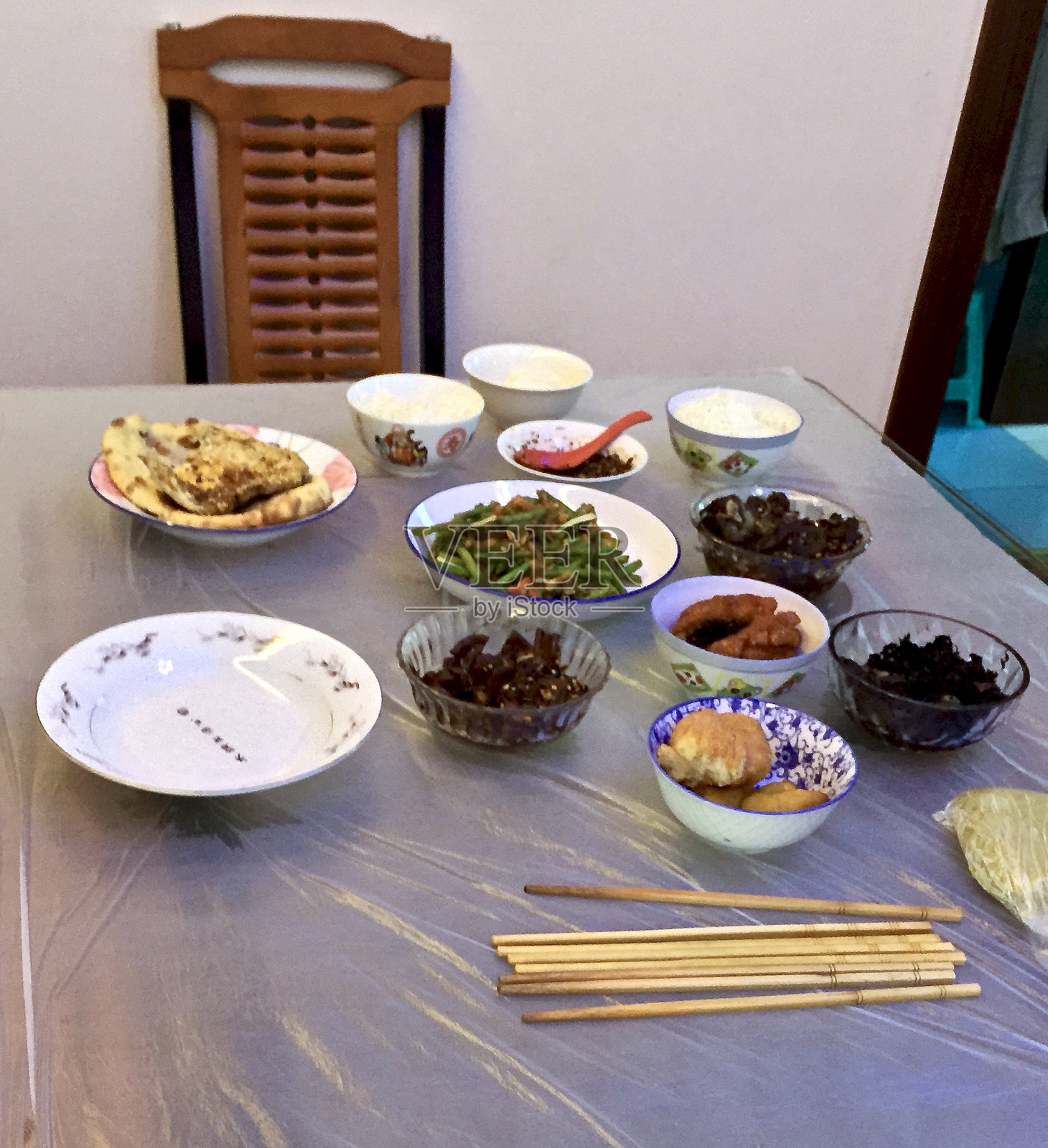 高角度视图的中餐摆放在桌子上照片摄影图片